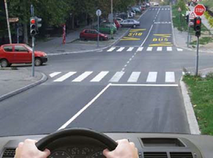 Slika uz pitanje: U situaciji prikazanoj na slici dužni ste da postupite po