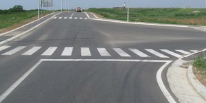 Slika uz pitanje: U situaciji prikazanoj na slici postupanje vozača vozila