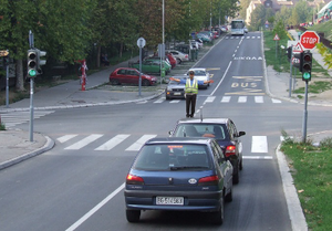 Slika uz pitanje: U situaciji prikazanoj na slici postupanje vozača regulisano je