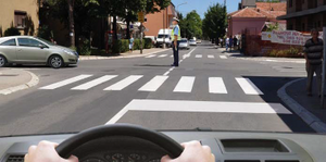 Slika uz pitanje: U situaciji prikazanoj na slici postupanje vozača regulisano je