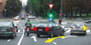 Slika uz pitanje: U situaciji prikazanoj na slici vozaču crnog vozila