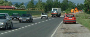 Slika uz pitanje: U situaciji prikazanoj na slici vozač crvenog vozila kada se uključuje u saobraćaj mora