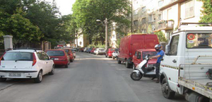 Slika uz pitanje: U situaciji prikazanoj na slici vozač mopeda odnosno motocikla, koji se uključuje u saobraćaj iz garaže na nepreglednom…