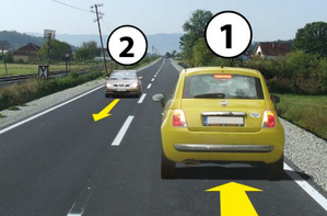 Slika uz pitanje: U situaciji prikazanoj na slici pravilno se kreće vozilo označeno brojem
