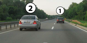 Slika uz pitanje: U situaciji prikazanoj na slici, na putu van naselja pravilno se kreće vozilo označeno brojem