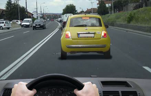 Slika uz pitanje: U situaciji prikazanoj na slici, na putu u naselju vozač vozila koje se kreće ispred Vas i sprečava Vaše brže kretanje