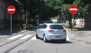 Slika uz pitanje: Vozilo na slici kreće se