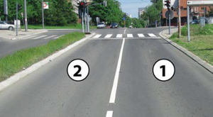 Slika uz pitanje: U situaciji prikazanoj na slici skretanje udesno je dozvoljeno iz saobraćajne trake označene brojem