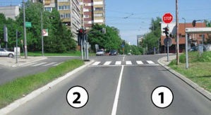 Slika uz pitanje: U situaciji prikazanoj na slici skretanje ulevo je dozvoljeno iz saobraćajne trake označene brojem