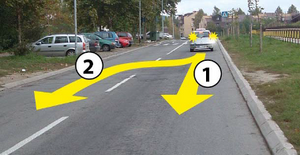 Slika uz pitanje: U situaciji prikazanoj na slici vozilo se propisno kreće unazad putanjom
