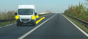 Slika uz pitanje: U situaciji prikazanoj na slici, na nepreglednom delu puta kretanje vozila unazad