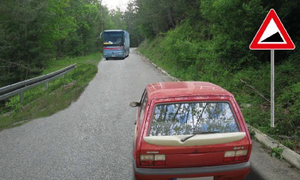 Slika uz pitanje: U situaciji prikazanoj na slici, na delu puta koji je saobraćajnim znakom označen kao opasan uspon odnosno kao opasna n…