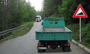 Slika uz pitanje: U situaciji prikazanoj na slici, na delu puta koji je saobraćajnim znakom označen kao opasan uspon odnosno kao opasna n…