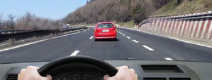 Slika uz pitanje: U situaciji prikazanoj na slici, na putu van naselja preticanje Vam je dozvoljeno