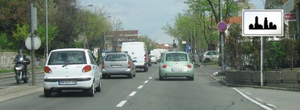 Slika uz pitanje: U situaciji prikazanoj na slici brže kretanje vozila u desnoj saobraćajnoj traci