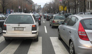 Slika uz pitanje: U situaciji prikazanoj na slici brže kretanje vozila u levoj saobraćajnoj traci