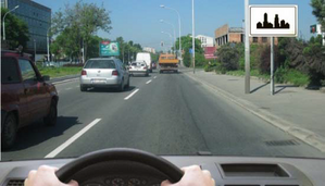 Slika uz pitanje: U situaciji prikazanoj na slici, na putu u naselju,prolaženje sa desne strane vozila koje se kreće ispred Vas levom sao…