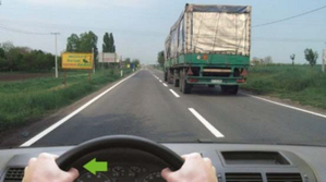 Slika uz pitanje: U situaciji prikazanoj na slici vozač vozila koje se pretiče