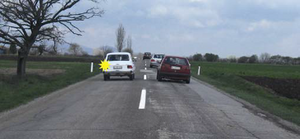 Slika uz pitanje: U situaciji prikazanoj na slici vozač vozila koje se pretiče