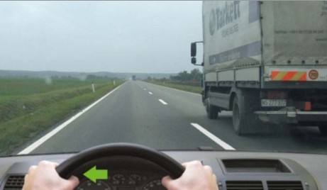 Slika uz pitanje: U situaciji prikazanoj na slici vozač teretnog vozila koje se pretiče