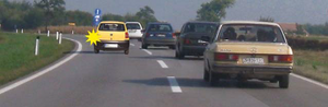 Slika uz pitanje: U situaciji prikazanoj na slici, ako se vozač žutog vozila uverio da može izvršiti preticanje bez ugrožavanja i ometanj…
