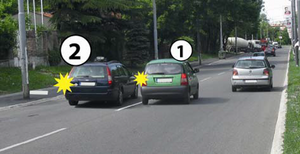 Slika uz pitanje: U situaciji prikazanoj na slici vozaču vozila označenog brojem 1