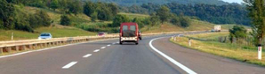 Slika uz pitanje: U situaciji prikazanoj na slici, na autoputu