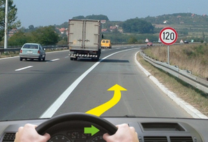 Slika uz pitanje: U situaciji prikazanoj na slici, na autoputu