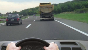 Slika uz pitanje: U situaciji prikazanoj na slici preticanje Vam je dozvoljeno