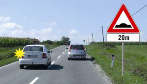 Slika uz pitanje: Na početku prevoja, u situaciji prikazanoj na slici preticanje