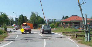 Slika uz pitanje: U situaciji prikazanoj na slici preticanje