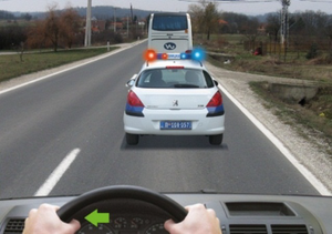 Slika uz pitanje: U situaciji prikazanoj na slici, preticanje kolone vozila pod pratnjom
