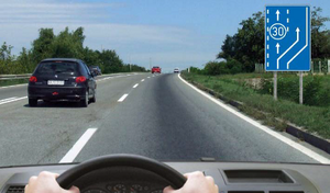 Slika uz pitanje: U situaciji prikazanoj na slici preticanje