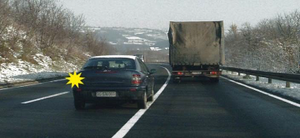 Slika uz pitanje: U situaciji prikazanoj na slici vozaču putničkog vozila preticanje