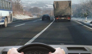 Slika uz pitanje: U situaciji prikazanoj na slici preticanje teretnog vozila