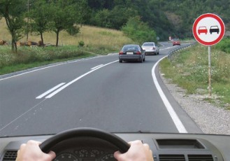 Slika uz pitanje: U situaciji prikazanoj na slici preticanje vozila ispred Vas