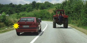 Slika uz pitanje: U situaciji prikazanoj na slici, prema oznakama na kolovozu, vozaču putničkog vozila preticanje