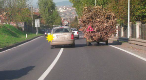 Slika uz pitanje: U situaciji prikazanoj na slici, vozaču putničkog vozila preticanje motokultivatora
