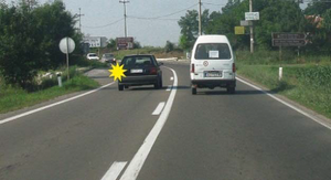 Slika uz pitanje: U situaciji prikazanoj na slici, vozaču crnog vozila preticanje
