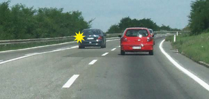 Slika uz pitanje: U situaciji prikazanoj na slici vozaču plavog vozila preticanje