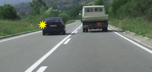 Slika uz pitanje: U situaciji prikazanoj na slici, vozaču putničkog vozila preticanje
