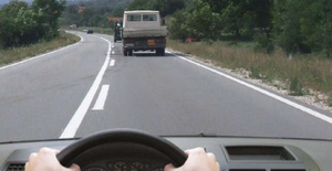 Slika uz pitanje: U situaciji prikazanoj na slici preticanje