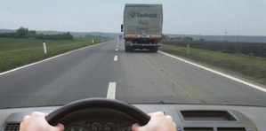 Slika uz pitanje: U situaciji prikazanoj na slici, preticanje