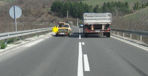 Slika uz pitanje: U situaciji prikazanoj na slici, vozaču putničkog vozila koje vuče priključno vozilo, preticanje