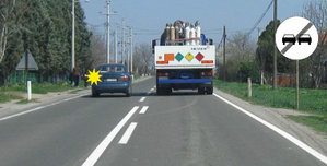 Slika uz pitanje: U situaciji prikazanoj na slici, vozaču putničkog vozila preticanje