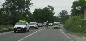 Slika uz pitanje: U situaciji prikazanoj na slici vozač mopeda odnosno motocikla, pretiče putničko vozilo