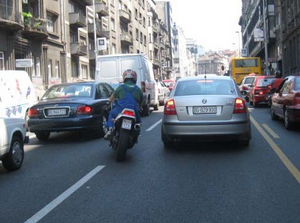 Slika uz pitanje: U situaciji prikazanoj na slici obilaženje kolona vozila