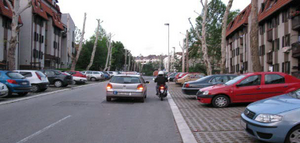 Slika uz pitanje: U situaciji prikazanoj na slici vozač mopeda odnosno motocikla, koji se pretiče