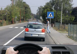 Slika uz pitanje: U situaciji prikazanoj na slici obilaženje vozila koje se zaustavilo radi propuštanja pešaka