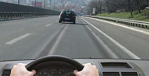 Slika uz pitanje: U situaciji prikazanoj na slici dužni ste da se krećete brzinom